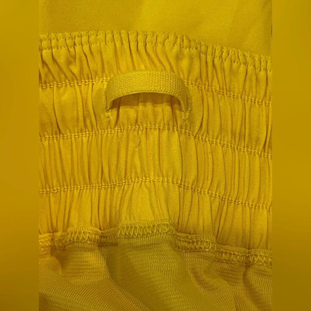 Lululemon Women Shake It Out High-Rise Running 2.5 Short Size XSmall Yellow NEW - Picture 8 of 8